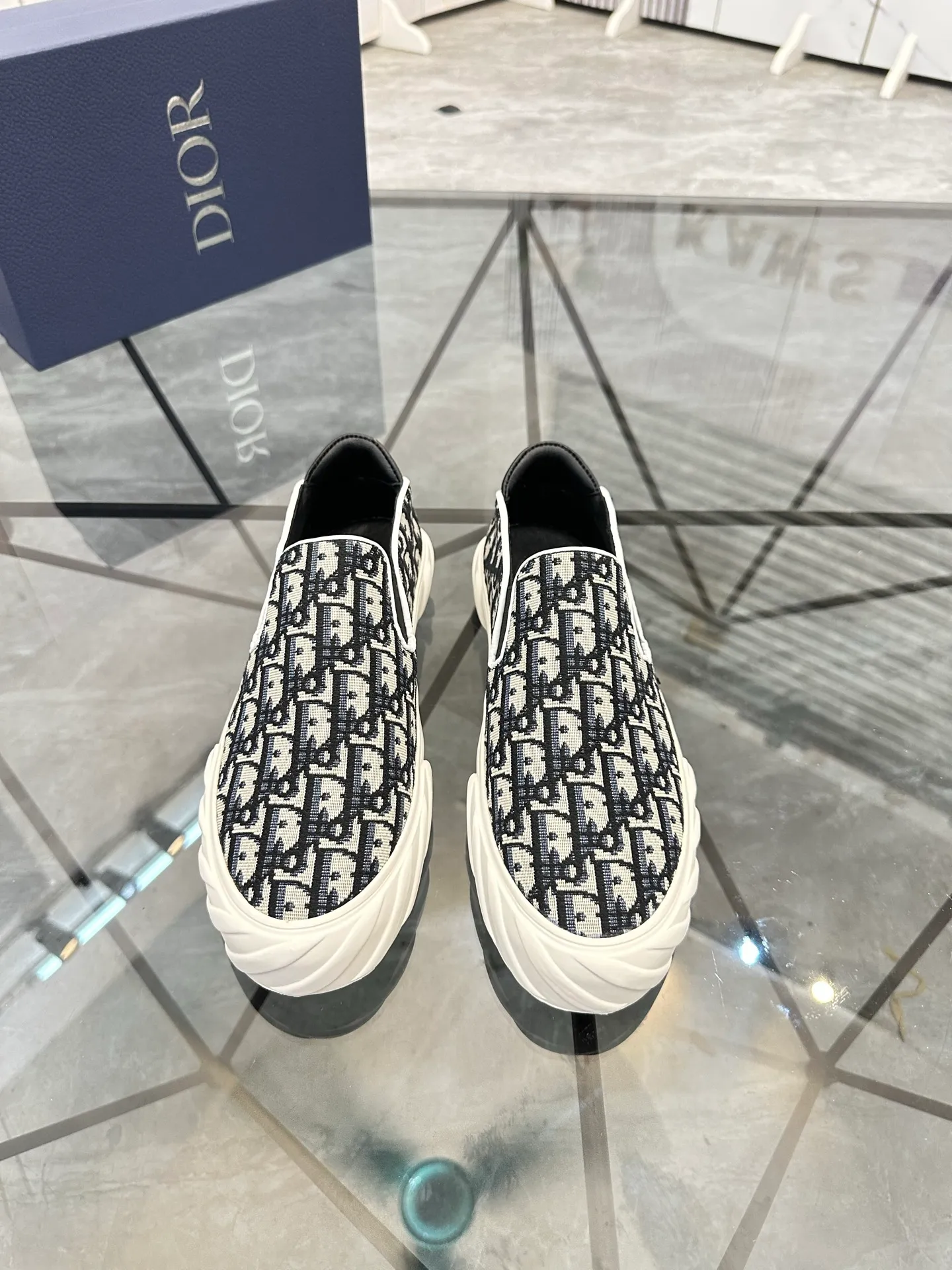 Men's shoes for sale 💰: 💰P380¥ Product trademark: Dior* "Dior*" slip-on shoes Regular size: 38-44 (can be customized to 45) Product materials: upper imported cowhide stitched with original fabric, sheepskin lining, original outsole. No.:6735